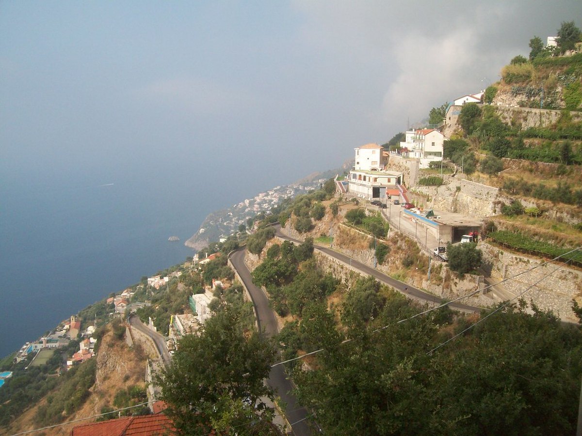 Kurvenreiche Küstenstraße an der italienischen Amalfiküste