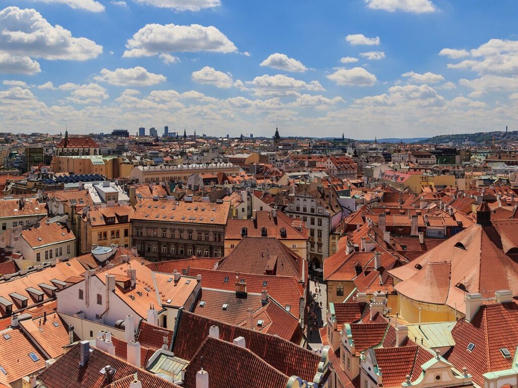 Altstadt einer europäischen Stadt mit Türmen und Dächern