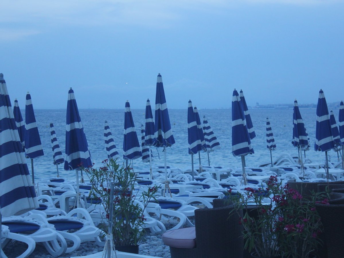Blick auf Nizza an der Côte d'Azur mit den Seealpen im Hintergrund