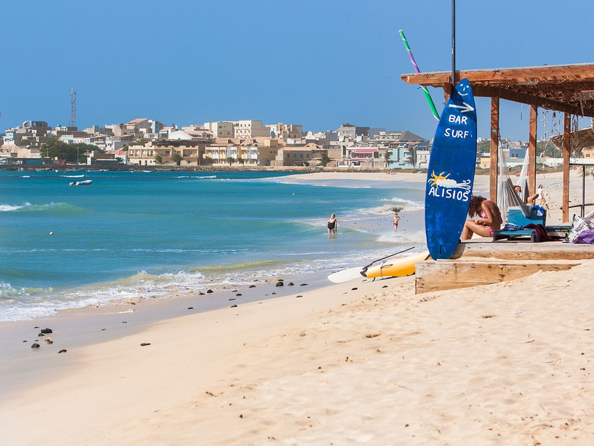 Sandstrand mit türkisem Wasser und Strandbar in Sal Rei auf den Kapverden