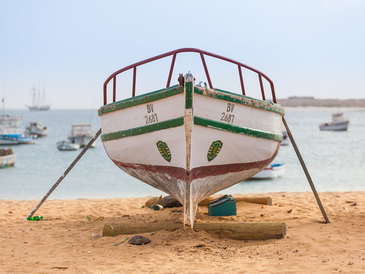 Traditionelles Fischerboot liegt am Sandstrand von Sal Rei auf den Kapverden