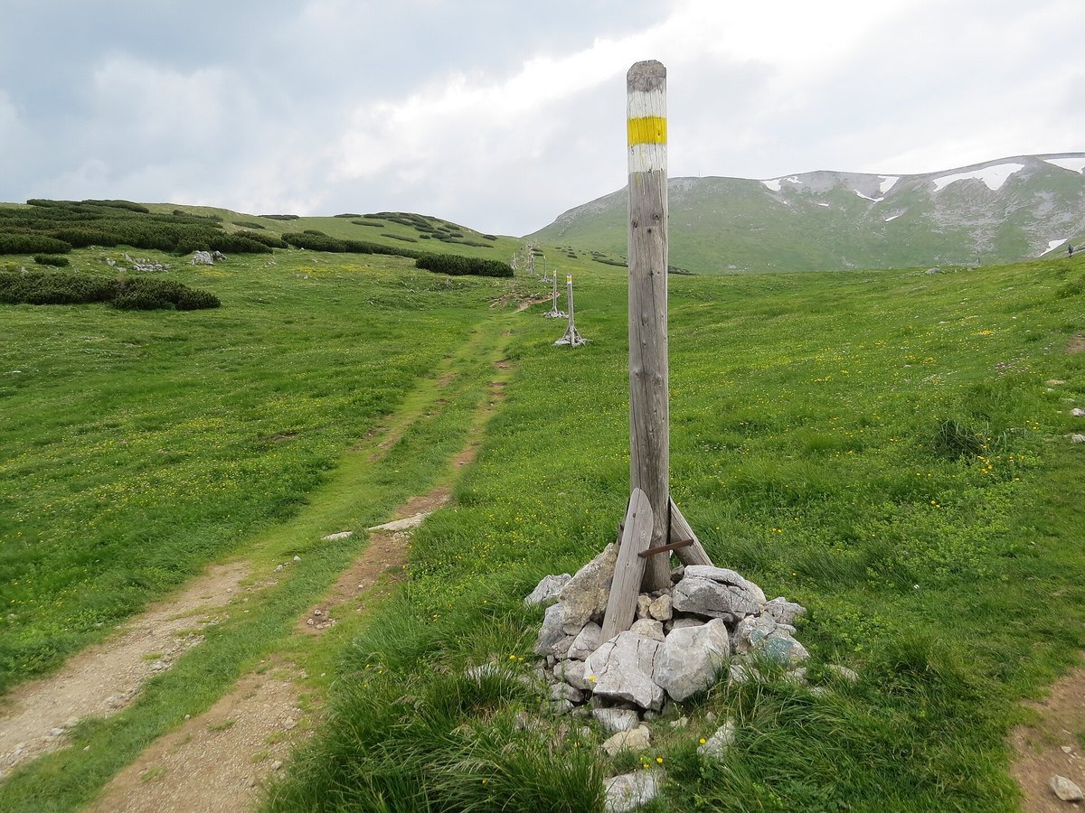 Wegweiser an einem Wanderweg am Schneeberg in Österreich