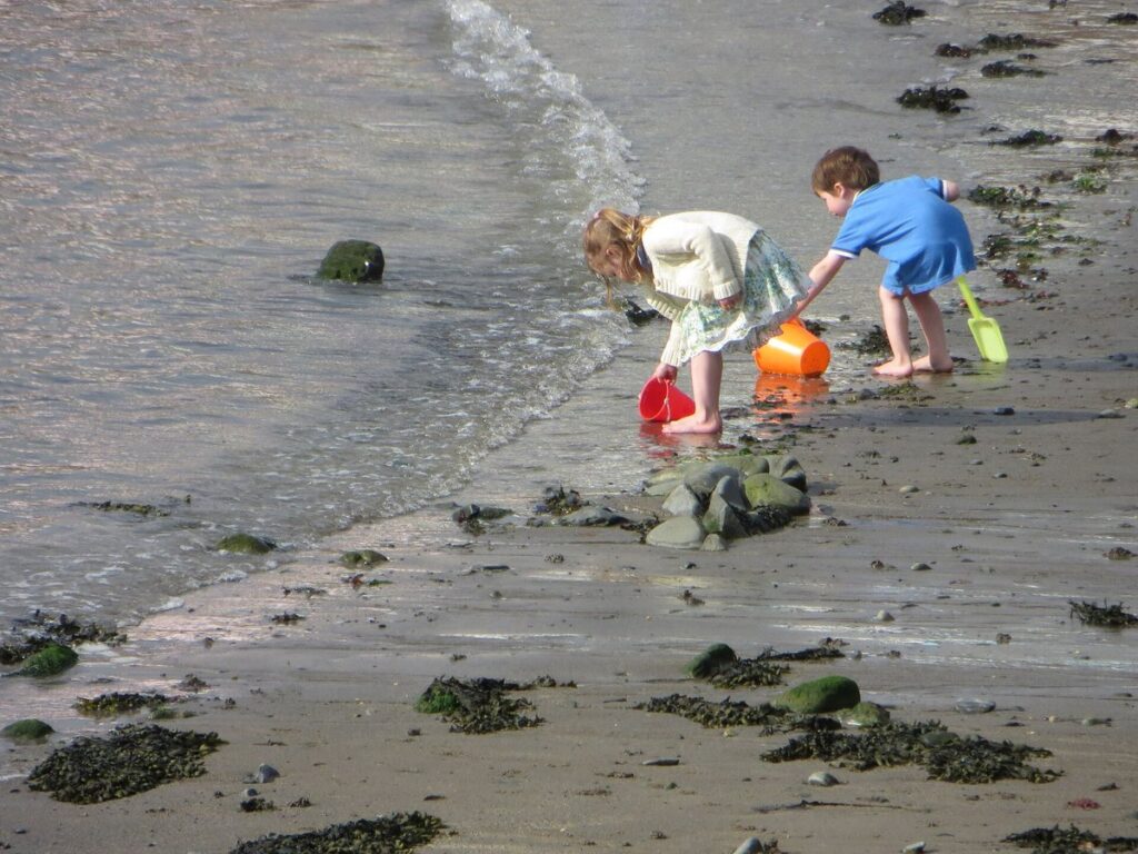 Kinder spielen am Strand
