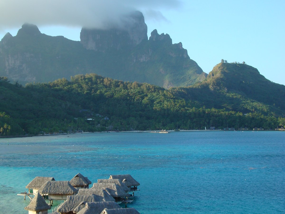 Überwasserbungalows auf einem Motu in Französisch-Polynesien