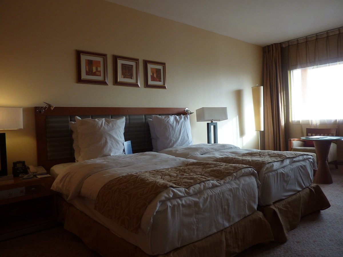 Hotelzimmer mit Bett und Fenster zur Stadt