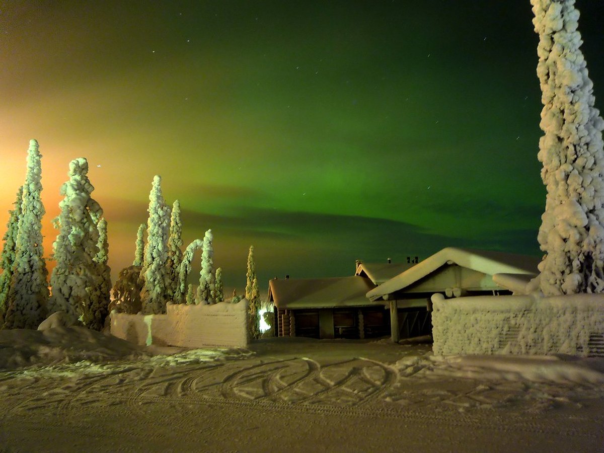 Nordlichter über einer verschneiten Landschaft in Lappland