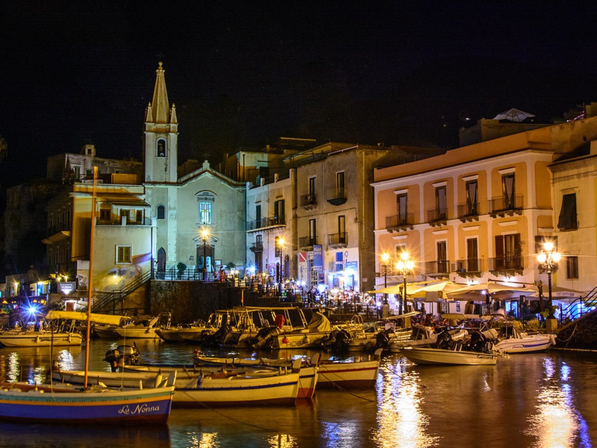 Hafen der Insel Lipari mit Booten und Häusern am Wasser