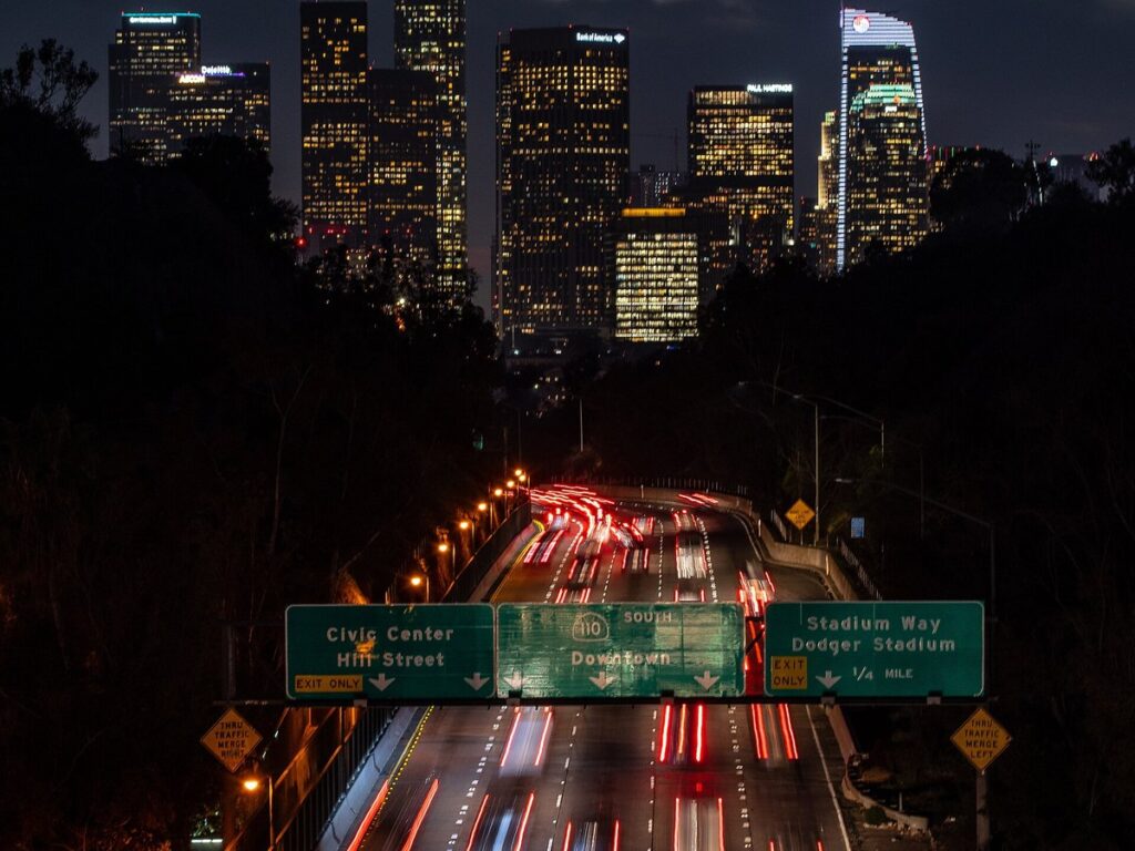 Skyline von Los Angeles mit Bergen im Hintergrund