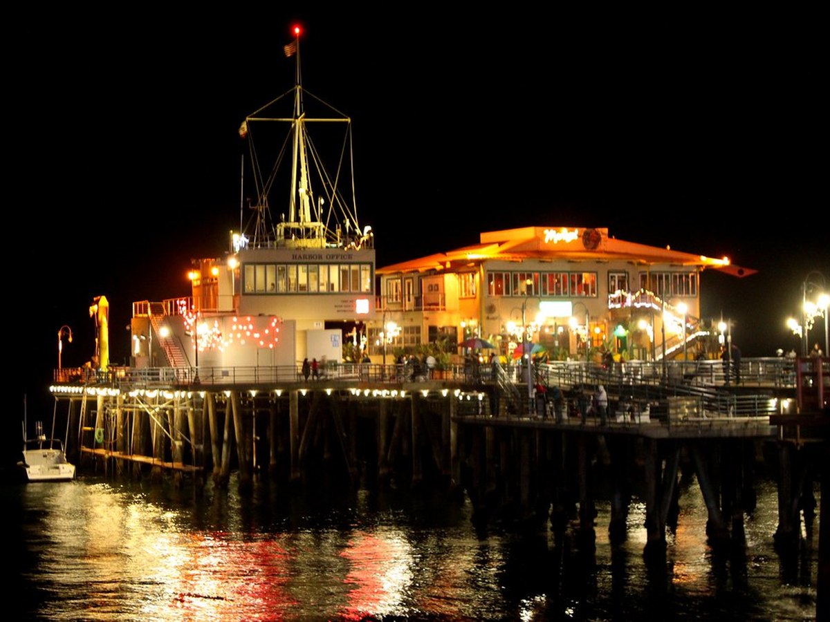 Strand mit Pier an der Küste von Los Angeles
