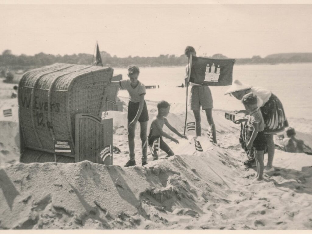 Familie mit Kindern am Strand im Frühlingsurlaub