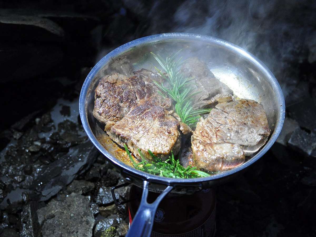 Camping-Kochausrüstung im Freien aufgebaut