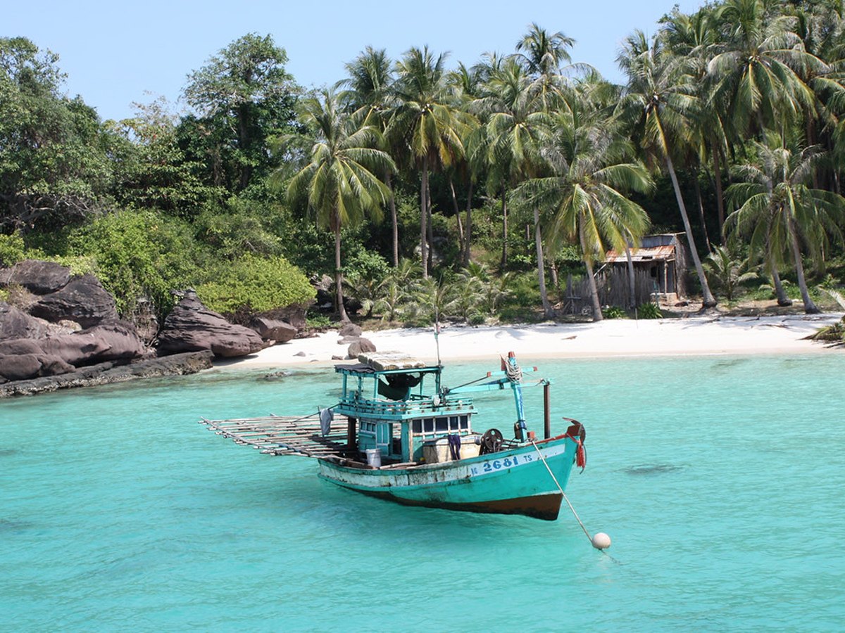 Sandstrand mit Palmen auf der vietnamesischen Insel Phú Quốc