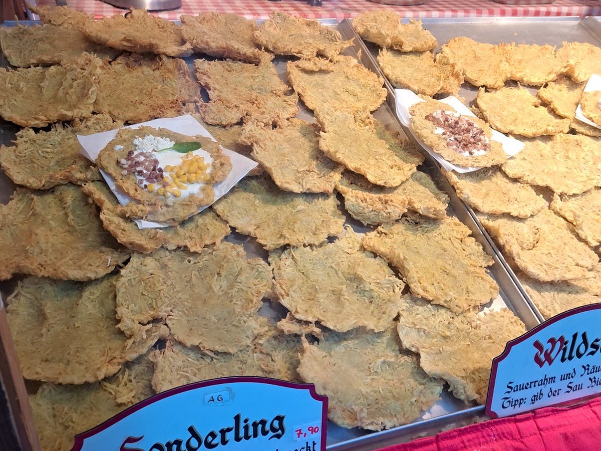 Kartoffelpuffer-Stand auf einem Weihnachtsmarkt in Wien
