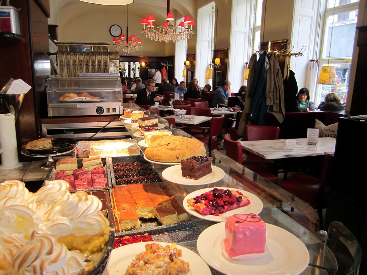Historisches Wiener Kaffeehaus mit Marmortischen und Kronleuchtern