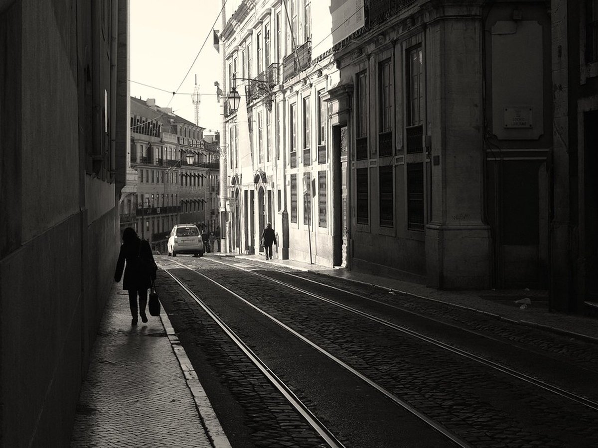 Straßenbahn in einer Altstadtgasse in Lissabon im Frühling