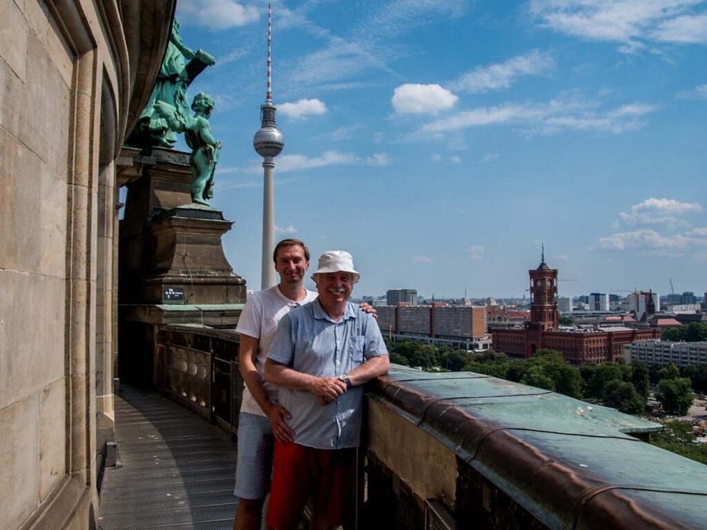 Reisende mit Koffer vor einer europäischen Stadtkulisse