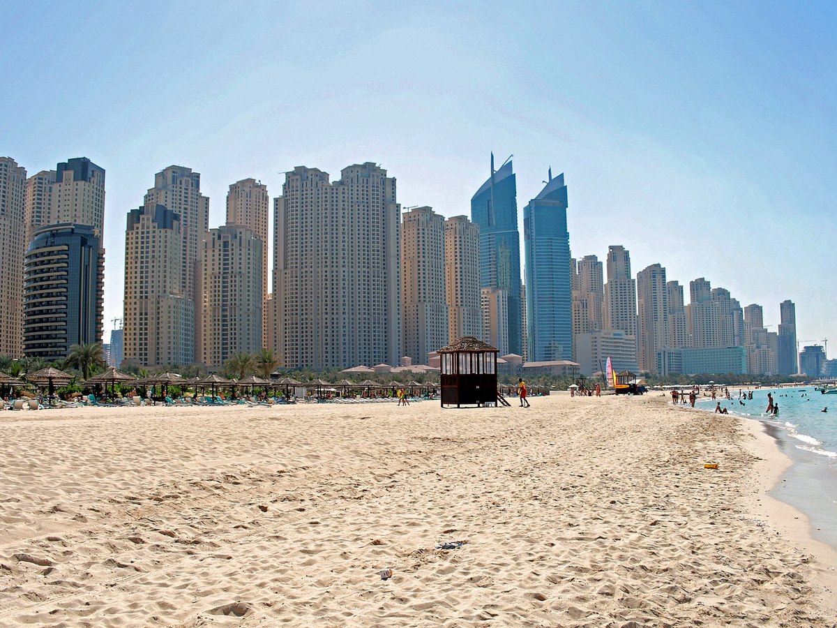 Strand von Jumeirah in Dubai mit Hochhäusern im Hintergrund