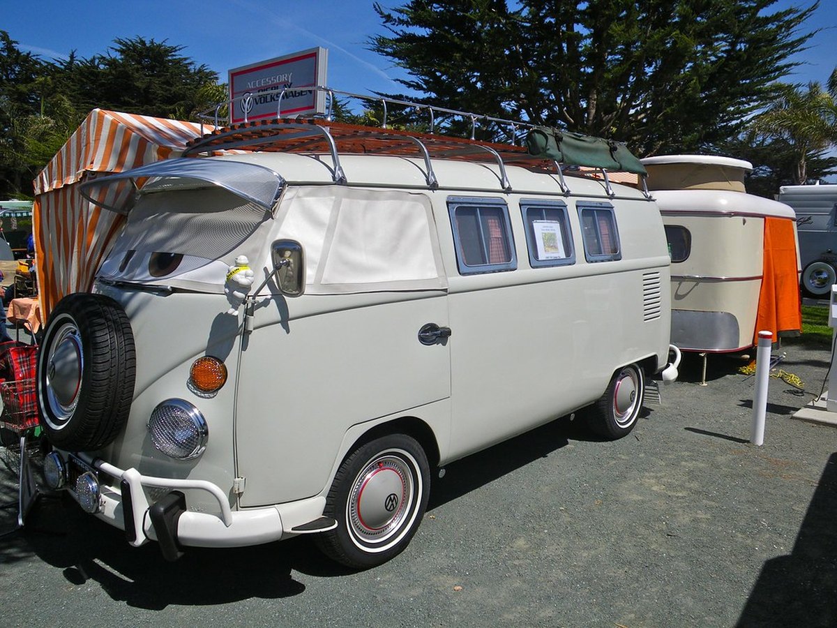 Wohnwagen auf einem Campingplatz am See mit Vorzelt