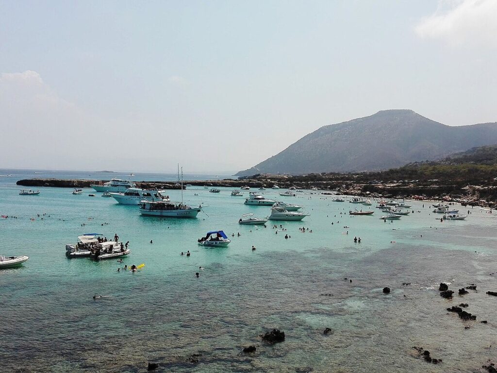 Türkisfarbene Bucht an der Halbinsel Akamas auf Zypern