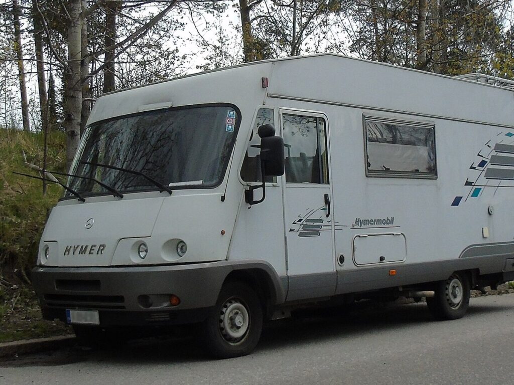 Wohnmobil auf einem Stellplatz