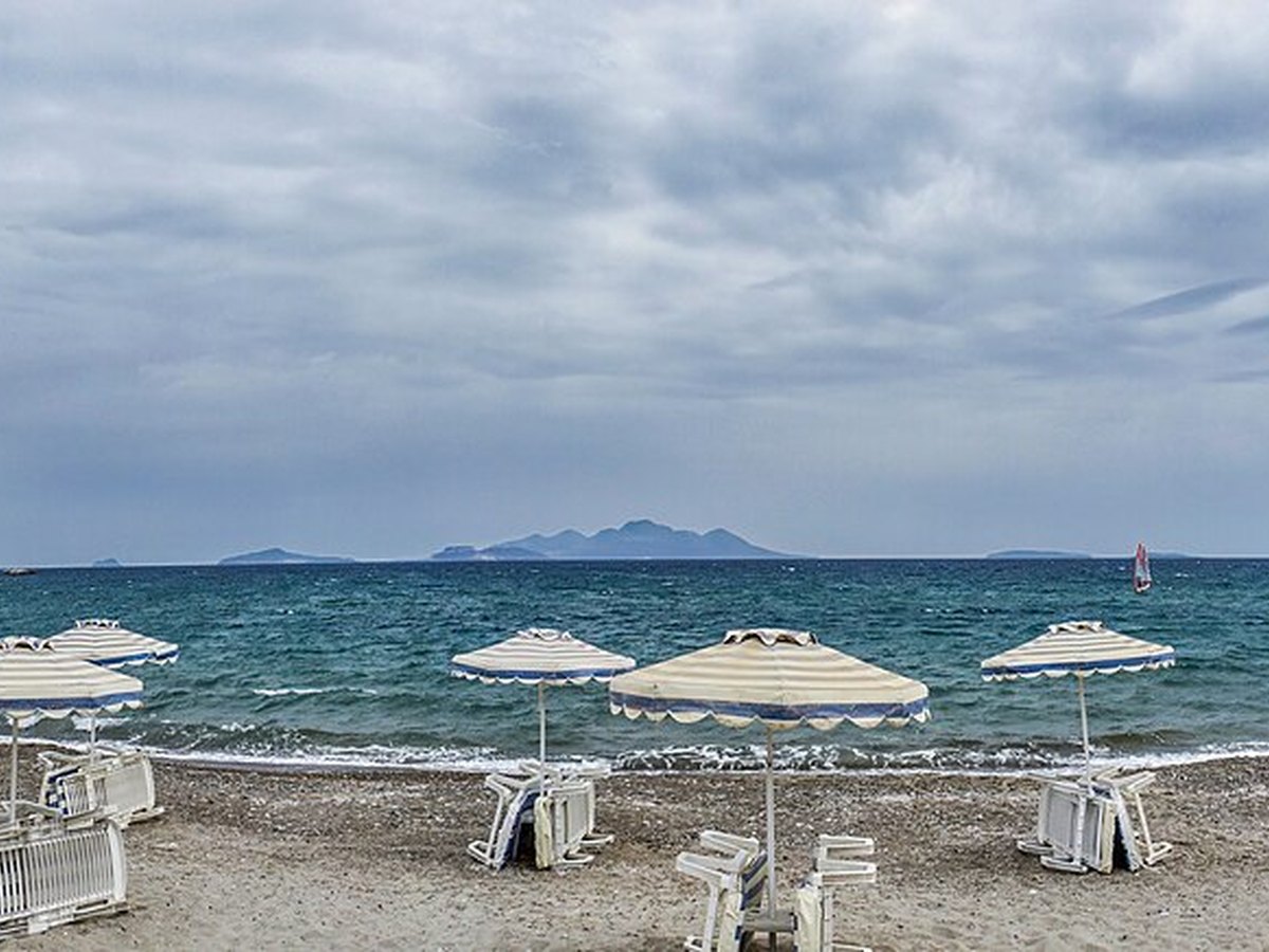 Strand am Mittelmeer im Hochsommer mit türkisfarbenem Wasser
