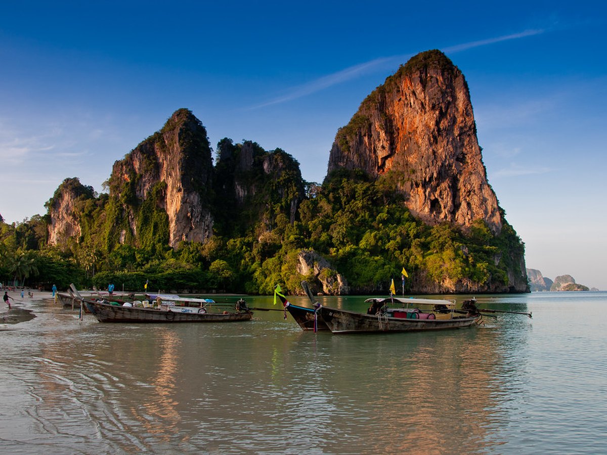 Langboot an einem Sandstrand in Thailand