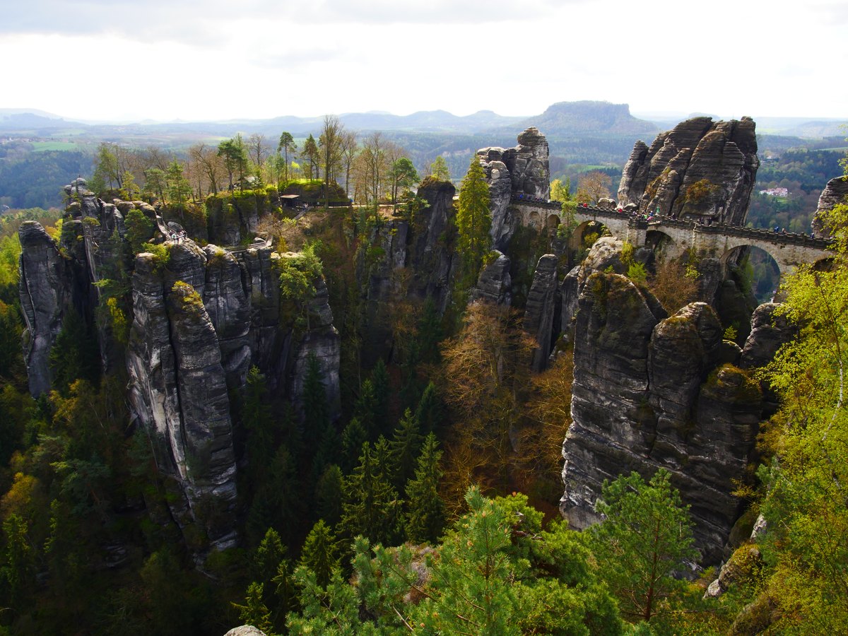 Sandsteinfelsen und Wanderweg im Elbsandsteingebirge der Sächsischen Schweiz
