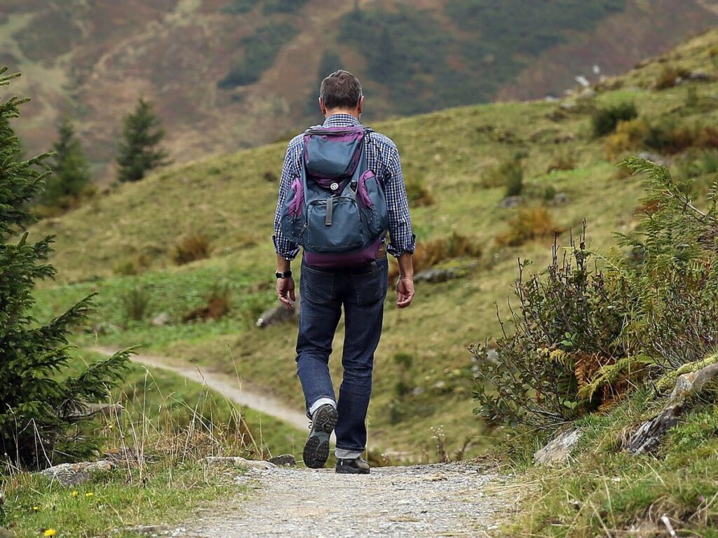 Wanderer auf einem Pfad im Gebirge