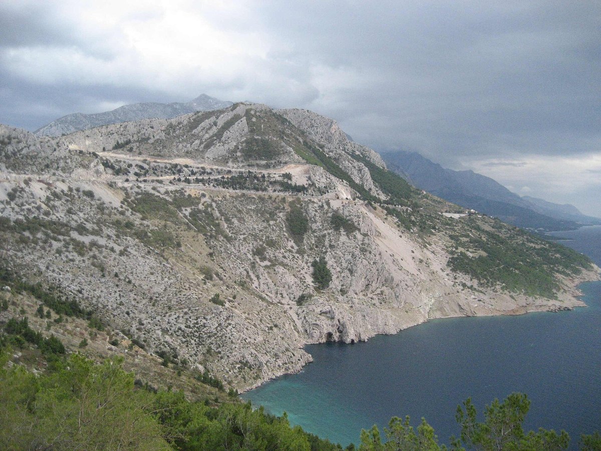 Kurvenreiche Küstenstraße an der kroatischen Adria